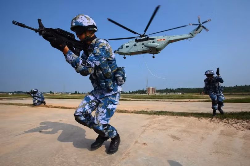 Lính thủy đánh bộ Trung Quốc huấn luyện đổ bộ đường không. Lính thủy đánh bộ Trung Quốc huấn luyện đổ bộ đường không.