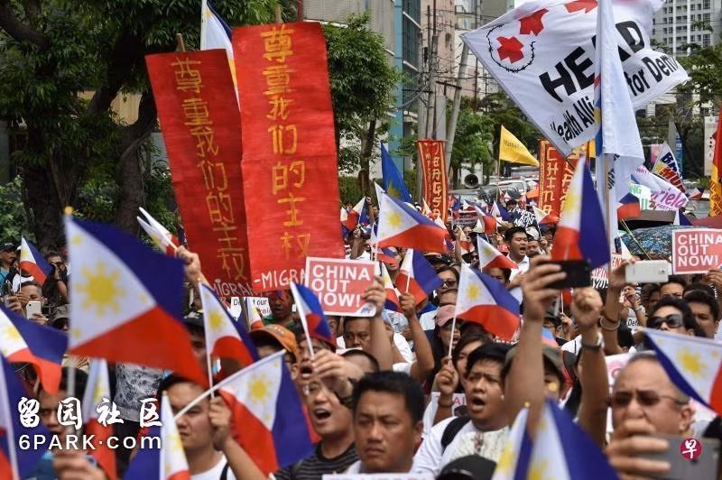 Hàng ngàn người Philippines biểu tình trước Đại sứ quán Trung Quốc hôm 9.4 Hàng ngàn người Philippines biểu tình trước Đại sứ quán Trung Quốc hôm 9.4