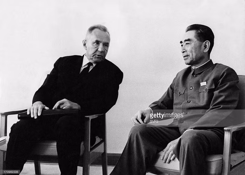 Cuộc gặp mặt lịch sử giữa Thủ tướng Liên Xô Alexei Nikolayevich Kosygin và Thủ tướng Trung Quốc Chu Ân Lai tại sân bay Bắc Kinh ngày 11/9/1969 Cuộc gặp mặt lịch sử giữa Thủ tướng Liên Xô Alexei Nikolayevich Kosygin và Thủ tướng Trung Quốc Chu Ân Lai tại sân bay Bắc Kinh ngày 11/9/1969