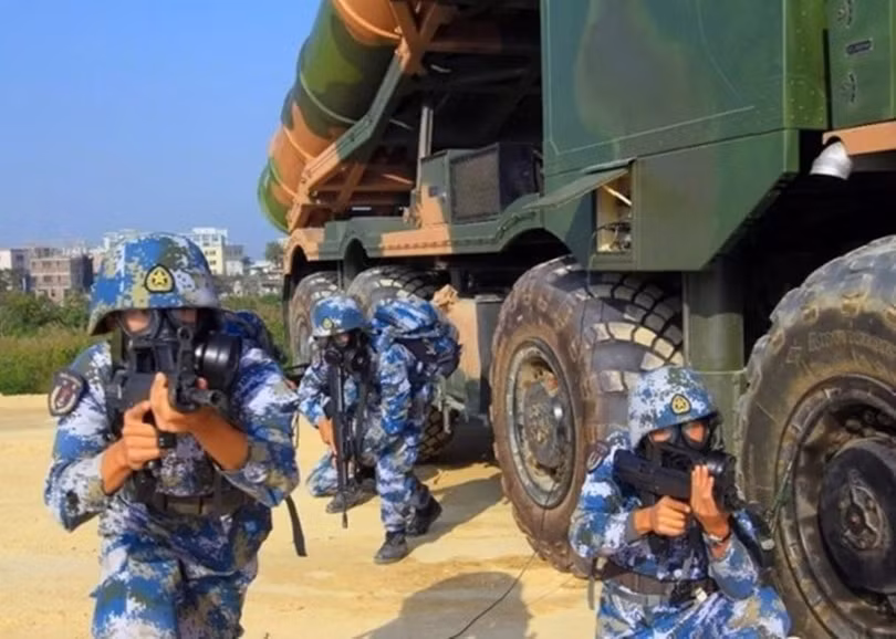 Lính thủy đánh bộ Trung Quốc cùng tên lửa chống hạm YJ-12 Lính thủy đánh bộ Trung Quốc cùng tên lửa chống hạm YJ-12