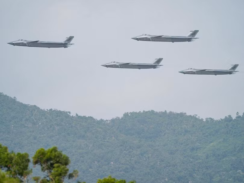 Không quân là quân chủng "vô cùng quan trọng" với đội máy bay và tên lửa phòng không vừa tự sản xuất trong nước vừa đầu tư mua sắm những loại trang bị hiện đại từ Nga Không quân là quân chủng "vô cùng quan trọng" với đội máy bay và tên lửa phòng không vừa tự sản xuất trong nước vừa đầu tư mua sắm những loại trang bị hiện đại từ Nga