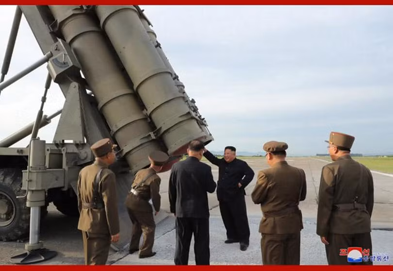 Nhà lãnh đạo Kim Jong-un và các tướng lĩnh bên vũ khí mới. Ảnh: KCNA
