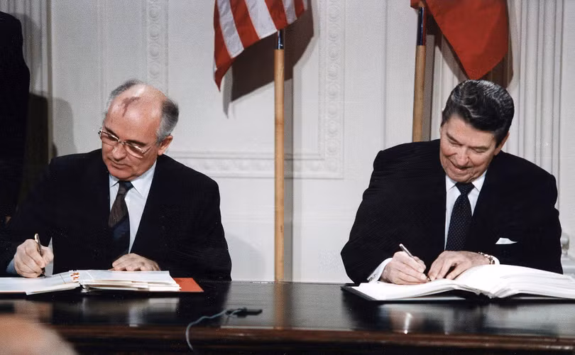 Hai nhà lãnh đạo Mỹ và Liên Xô ký Hiệp ước INF năm 1987 Hai nhà lãnh đạo Mỹ và Liên Xô ký Hiệp ước INF năm 1987