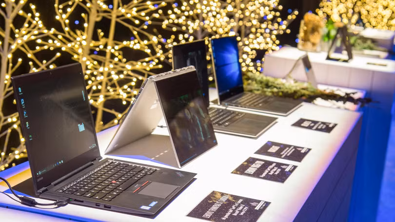 Các hãng Hewlett-Packard và Dell đã chuyển việc sản xuất máy chủ của họ ra khỏi Trung Quốc, chuyển sản xuất một số sản phẩm máy tính xách tay sang Đài Loan và các nước Đông Nam Á. (Ảnh: Sohu) Các hãng Hewlett-Packard và Dell đã chuyển việc sản xuất máy chủ của họ ra khỏi Trung Quốc, chuyển sản xuất một số sản phẩm máy tính xách tay sang Đài Loan và các nước Đông Nam Á. (Ảnh: Sohu)