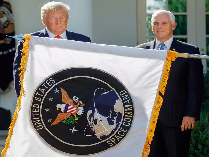 Tổng thống Donald Trump và Phó Tổng thống Mike Pence trao kỳ hiệu cho Bộ Tư lệnh Vũ trụ Tổng thống Donald Trump và Phó Tổng thống Mike Pence trao kỳ hiệu cho Bộ Tư lệnh Vũ trụ