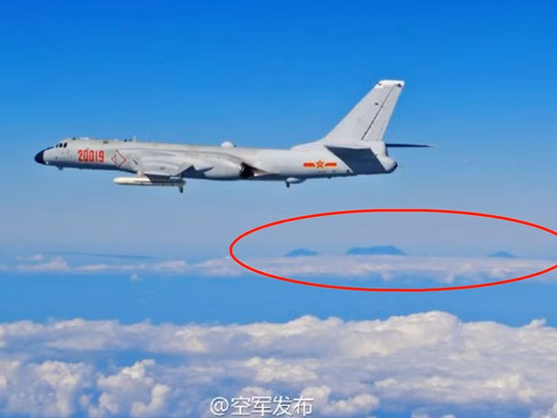 Máy bay ném bom chiến lược H-6K của Trung Quốc bay tuần tra rất gần Đài Loan Máy bay ném bom chiến lược H-6K của Trung Quốc bay tuần tra rất gần Đài Loan