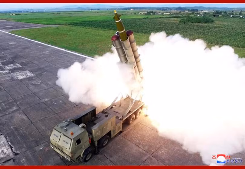 Khoảnh khắc đạn hỏa tiễn rời khỏi nòng. Ảnh: KCNA