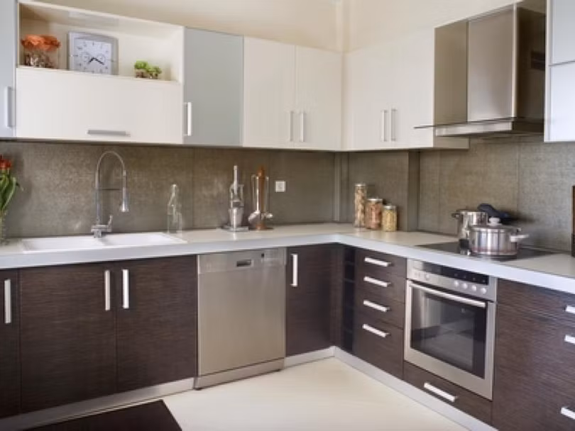 Liên minh tủ nhà bếp Mỹ cho rằng, các nhà sản xuất tủ Trung Quốc được chính phủ trợ cấp trái phép rồi bán tháo vào thị trường Mỹ với giá không công bằng, gây thiệt hại lớn cho các nhà sản xuất Mỹ
