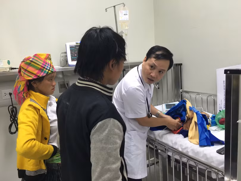 TS. Lê Ngọc Duy - Giám đốc Trung tâm Cấp cứu –chống độc BV Nhi Trung ương khám cho cháu Chớ A Hảo TS. Lê Ngọc Duy - Giám đốc Trung tâm Cấp cứu –chống độc BV Nhi Trung ương khám cho cháu Chớ A Hảo