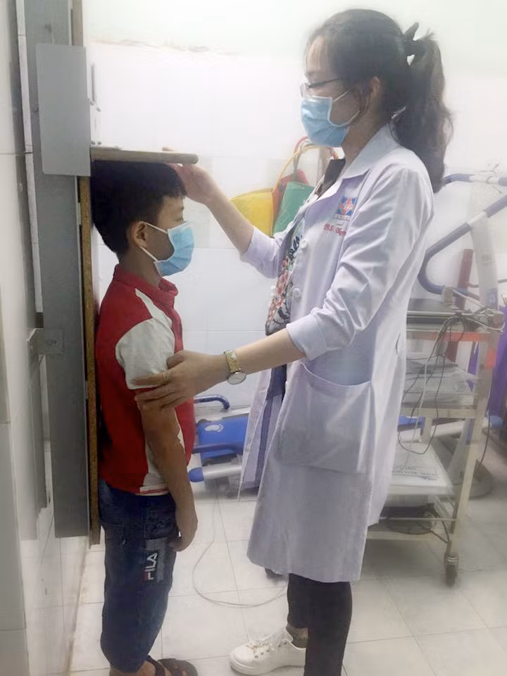 Nếu chiều cao của bé tăng chậm hơn 4-6 cm_năm, phụ huynh nên cho bé thăm khám sớm để tìm nguyên nhân (ảnh: Minh Thư) Nếu chiều cao của bé tăng chậm hơn 4-6 cm_năm, phụ huynh nên cho bé thăm khám sớm để tìm nguyên nhân
