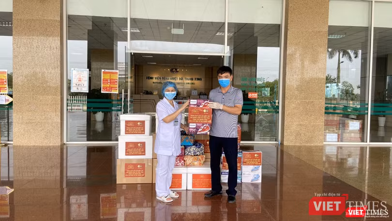 Đại diện bác sĩ tại Bệnh viện Bệnh Nhiệt đới Trung ương nhận quà tặng