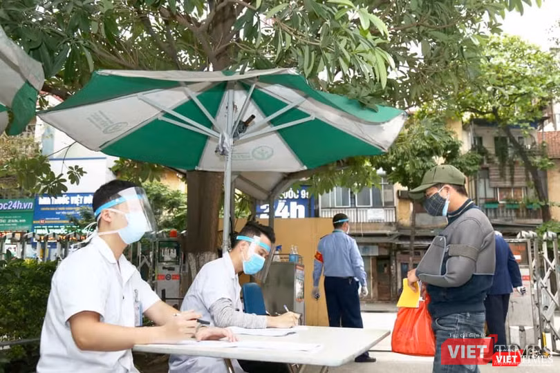 Hàng loạt biện pháp phòng, chống dịch được BV Hữu Nghị Việt Đức tiếp tục tăng cường vào sáng nay, 1/4, khi cả nước thực hiện cách ly (ảnh: Nguyễn Hương)