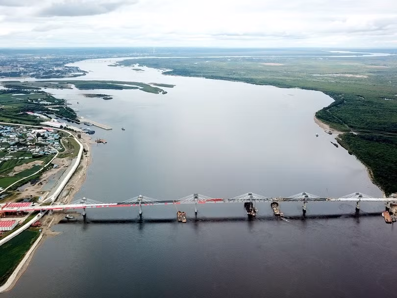 Cầu đường bộ qua biên giới nối Blagoveshchensk với Mặc Hà của Trung Quốc dài 1.284m đã hoàn thành. Ảnh: Đa Chiều