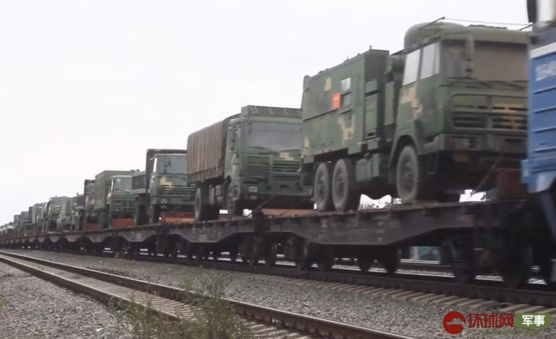 Các xe tải quân sự của Trung Quốc tới Nga tham gia tập trận. Ảnh: Huanqiu