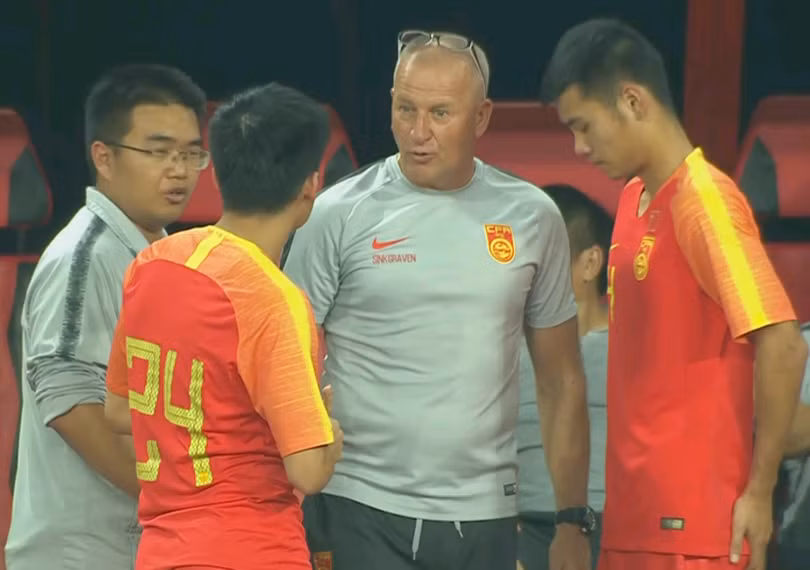 Đội Olympic Trung Quốc thay tới 7 cầu thủ nhưng vẫn không xoay chuyển được tình thế, Ảnh: Sohu Đội Olympic Trung Quốc thay tới 7 cầu thủ nhưng vẫn không xoay chuyển được tình thế, Ảnh: Sohu