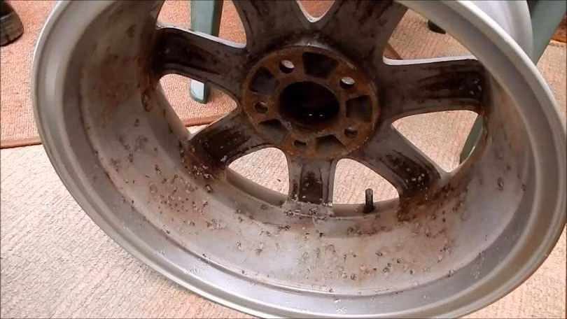 Một chiếc la-zang bị rỉ sét đã được tháo ra Một chiếc la-zang bị rỉ sét đã được tháo ra