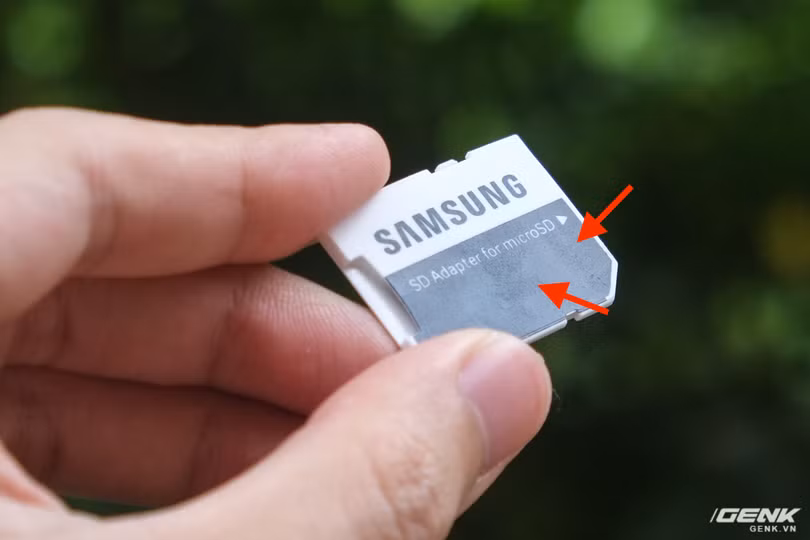 Chiếc áo thẻ nhớ tặng kèm cũng được sơn nham nhở với mức độ đậm nhạt khác nhau. Chiếc áo thẻ nhớ tặng kèm cũng được sơn nham nhở với mức độ đậm nhạt khác nhau.
