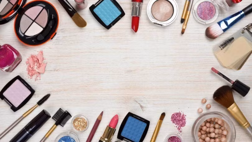 Son phấn kem chống nắng là những món đồ cá nhân mà phụ nữ luôn mang theo, việc bỏ vào cốp xe sẽ dễ làm những vật dụng này bị hư hỏng biến đổi chất do gặp nhiệt độ quá cao Son phấn kem chống nắng là những món đồ cá nhân mà phụ nữ luôn mang theo, việc bỏ vào cốp xe sẽ dễ làm những vật dụng này bị hư hỏng biến đổi chất do gặp nhiệt độ quá cao