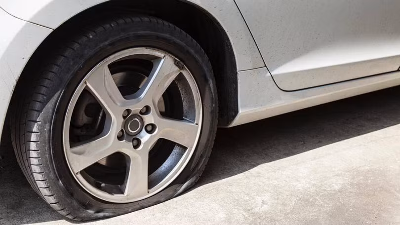 Khi bị nổ lốp bất ngờ ở tốc độ cao, trọng tâm của xe sẽ dồn vào lốp bị nổ, rất dễ gây trượt bánh, xoay ngang và lật xe Khi bị nổ lốp bất ngờ ở tốc độ cao, trọng tâm của xe sẽ dồn vào lốp bị nổ, rất dễ gây trượt bánh, xoay ngang và lật xe