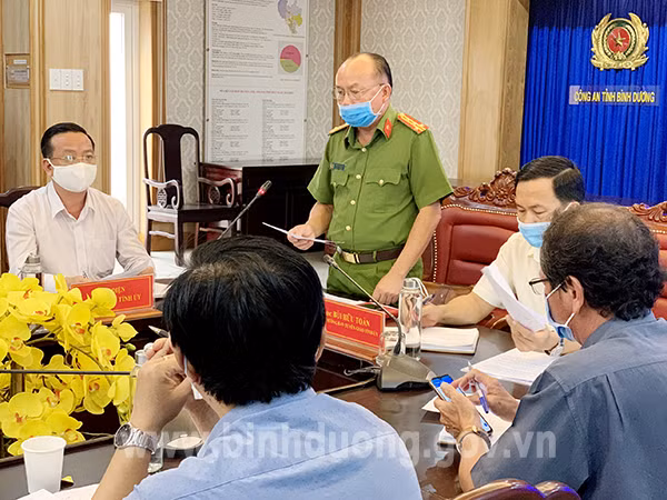 Đại tá Trần Văn Chính – Phó Giám đốc Công an tỉnh thông tin về Dự án 43ha (Nguồn: binhduong.gov.vn) Đại tá Trần Văn Chính – Phó Giám đốc Công an tỉnh thông tin về Dự án 43ha