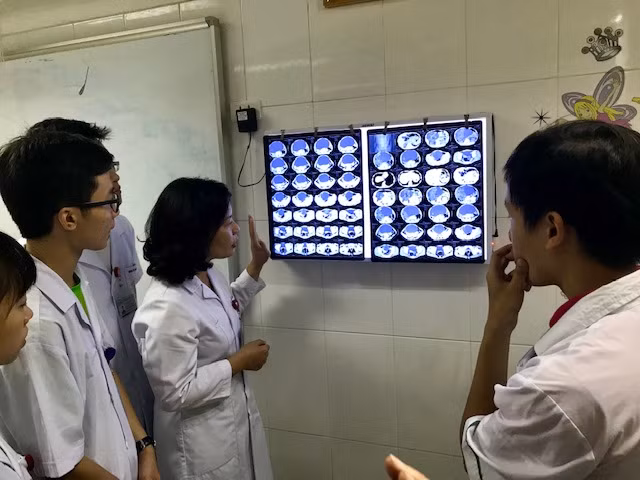 Trao đổi về phim chụp khối u quái buồng trứng của bệnh nhi