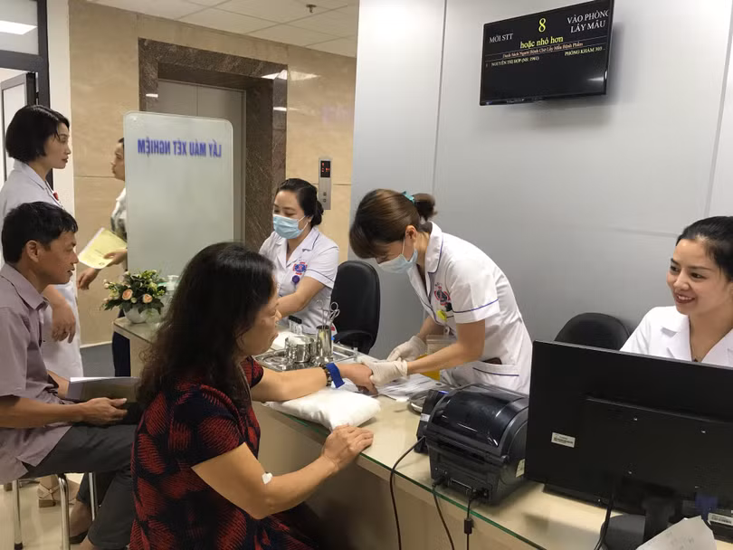 Khám cho những bệnh nhân đầu tiên Khám cho những bệnh nhân đầu tiên