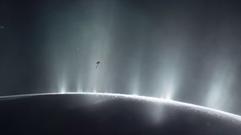 Các chùm hơi nước phun ra từ cực Nam của Enceladus được phát hiện từ năm 2005. (Ảnh: CNN) Ảnh: CNN