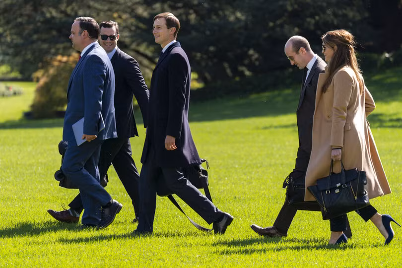 Đội ngũ giúp việc ông Trump lên trực thăng cùng ông đi tranh cử hôm 30/9,không ai mang khẩu trang (Ảnh: AP). Đội ngũ giúp việc ông Trump lên trực thăng cùng ông đi tranh cử hôm 30/9,không ai mang khẩu trang (Ảnh: AP).