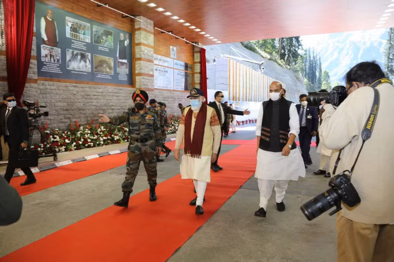 Thủ tướng Modi cùng Bộ trưởng Quốc phòng Singh và Tổng Tham mưu trưởng Bipin Rawat thị sát đường hầm (Ảnh: Đa Chiều). Thủ tướng Modi cùng Bộ trưởng Quốc phòng Singh và Tổng Tham mưu trưởng Bipin Rawat thị sát đường hầm (Ảnh: Đa Chiều).