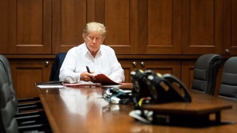Hình ảnh ông Trump làm việc tại phòng bệnh trong Trung tâm Quân y quốc gia Walter Reed (Ảnh: Reuters).