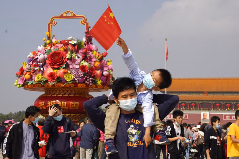 Người dân Trung Quốc tại Qiangr trường Thiên An Môn hôm 1/10 (Ảnh: AP). Người dân Trung Quốc tại Qiangr trường Thiên An Môn hôm 1/10 (Ảnh: AP).