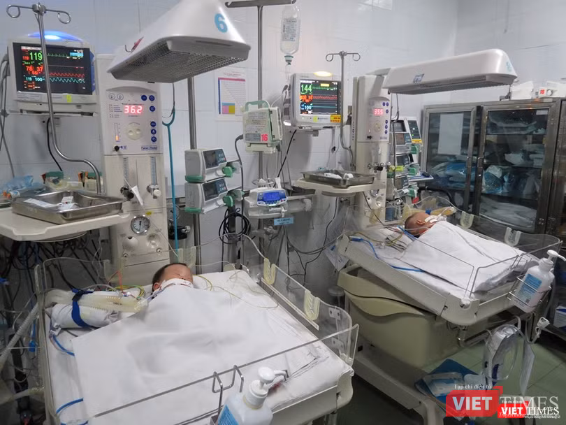 Sau ca mổ, hai bé đã được chuyển đến phòng hồi sức để theo dõi và chăm sóc. Ảnh: Anh Thư