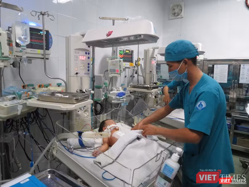 Y tá đang chăm sóc hai bé song sinh được tách thành công. Ảnh: Anh Thư