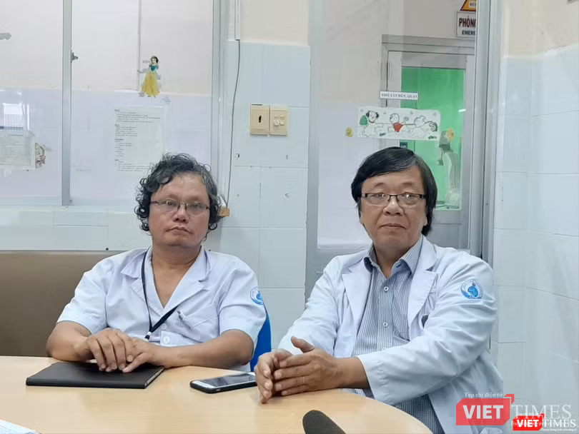 Bác sĩ Trương Hữu Khanh,Trưởng khoa Nhiễm - Thần kinh và bác sĩ Đào Trung Hiếu, Phó Giám đốc BV Nhi đồng 1 thông tin về ca phẫu thuật tách hai bé song sinh