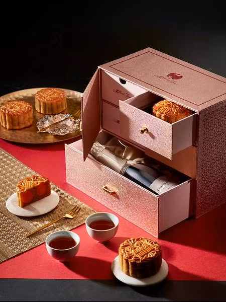 Bánh của JW. Ảnh: CNA