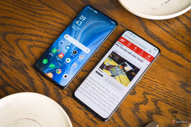 Nhờ đưa camera selfie vào trong thân máy, Oppo Reno không còn vướng bận gì ở mặt trước và kết quả là màn hình 6,4 inch đã có không gian hiển thị rộng rãi nhất, không bị chiếm dụng và tỉ lệ hiển thị màn hình lên đến 93,1%. Nhờ đưa camera selfie vào trong thân máy, Oppo Reno không còn vướng bận gì ở mặt trước và kết quả là màn hình 6,4 inch đã có không gian hiển thị rộng rãi nhất, không bị chiếm dụng và tỉ lệ hiển thị màn hình lên đến 93,1%.