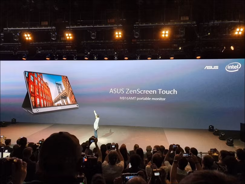 Đại diện Asus giới thiệu chiếc màn hình Zéncreen Touch, chiếc màn hình cảm ứng có thể kết nối điện thoại. Đại diện Asus giới thiệu chiếc màn hình Zéncreen Touch, chiếc màn hình cảm ứng có thể kết nối điện thoại.
