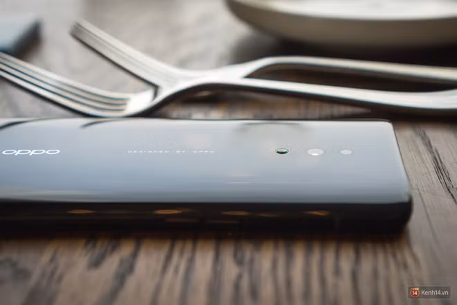 Để tránh mặt camera bị trầy xước khi đặt trên mặt bàn, Oppo còn gắn thêm một viên bi tròn nhỏ nổi lên, điểm xuyến với viền xanh xung quanh trông rất tinh tế. Để tránh mặt camera bị trầy xước khi đặt trên mặt bàn, Oppo còn gắn thêm một viên bi tròn nhỏ nổi lên, điểm xuyến với viền xanh xung quanh trông rất tinh tế.