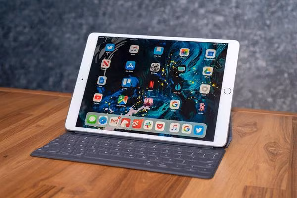 Trong tương lai, thay vì phải mang theo một chiếc laptop cồng kềnh, những người mà nhu cầu công việc chỉ ở mức đơn giản có thể sử dụng những chiếc iPad nhỏ gọn để thay thế. Trong tương lai, thay vì phải mang theo một chiếc laptop cồng kềnh, những người mà nhu cầu công việc chỉ ở mức đơn giản có thể sử dụng những chiếc iPad nhỏ gọn để thay thế.