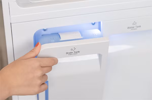 Phía dưới tủ có khay chứa nước sạch và khay xả nước bẩn