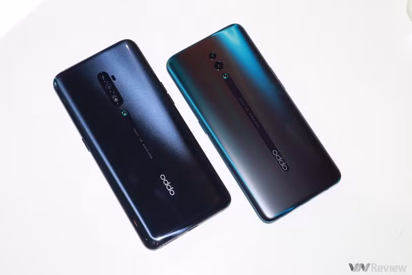 Oppo Reno Zoom 10X (bên trái) và bản thường (bên phải) Oppo Reno Zoom 10X (bên trái) và bản thường (bên phải)