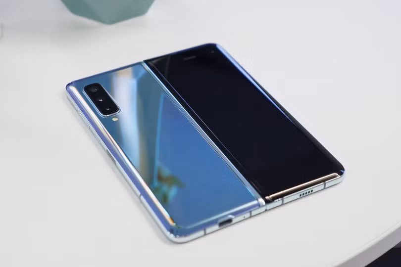 Mặt ngoài Galaxy Fold. Ảnh: PhoneArena