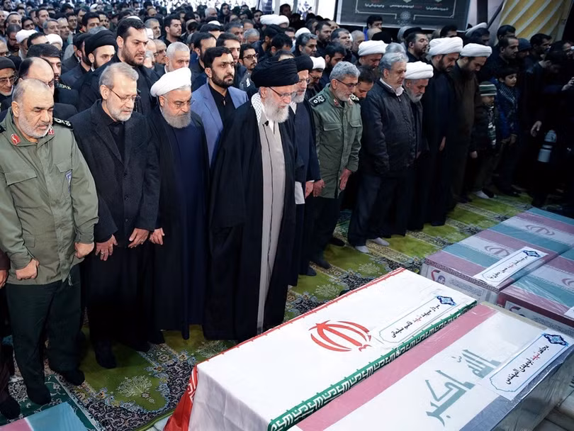 Giáo chủ Anatoli Khamenei, Tổng thống Hassan Rouhani cùng các quan chức cấp cao Iran cầu nguyện bên cạnh quan tài mang di hài tướng Soleimani (Ảnh: Reuters) Giáo chủ Anatoli Khamenei, Tổng thống Hassan Rouhani cùng các quan chức cấp cao Iran cầu nguyện bên cạnh quan tài mang di hài tướng Soleimani (Ảnh: Reuters)