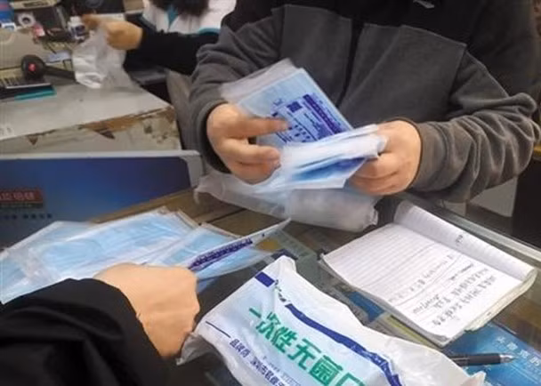 Chính quyền phạt nặng những trường hợp lợi dụng dịch bệnh, tăng giá khẩu trang để trục lợi (Ảnh: Getty). Chính quyền phạt nặng những trường hợp lợi dụng dịch bệnh, tăng giá khẩu trang để trục lợi (Ảnh: Getty).