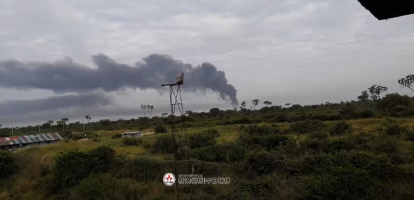 Đám cháy tại căn cứ Mỹ ở Kenya nhìn từ xa (Ảnh: Sina)