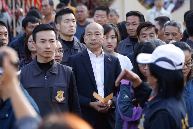 Gương mặt buồn bã của ứng cử viên Quốc Dân Đảng Hàn Quốc Du và những người ủng hộ khi nghe công bố kết quả kiểm phiếu (Ảnh: Đa Chiều)