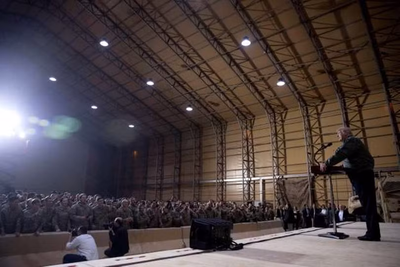 Ông Donald Trump nói chuyện với binh lính Mỹ ở Assad khi tới thăm tháng 12/2018 (Ảnh: Guancha)