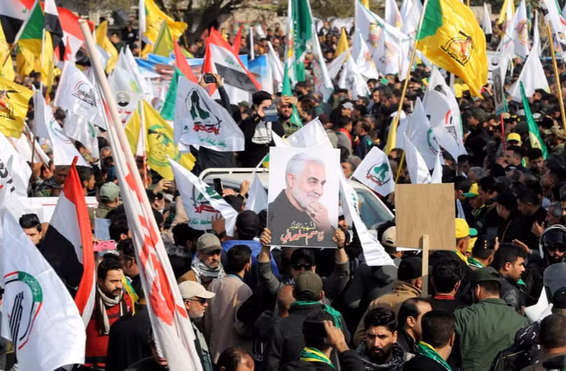 Hàng chục ngàn người Iraq biểu tình chống Mỹ và tưởng niệm ông Suleimani và người chỉ huy dân quân Iraq bị Mỹ sát hại. (Ảnh: Reuters) Hàng chục ngàn người Iraq biểu tình chống Mỹ và tưởng niệm ông Suleimani và người chỉ huy dân quân Iraq bị Mỹ sát hại. (Ảnh: Reuters)