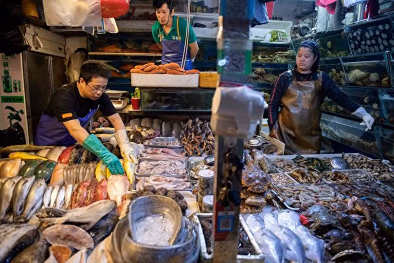 Chợ hải sản Hoa Nam (Vũ Hán) nơi có nhiều người bán hàng bị viêm phổi không rõ nguyên nhân (Ảnh: VCG).