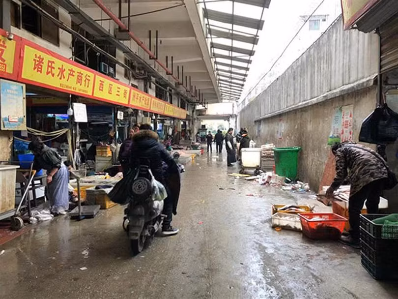 Chợ hải sản Hoa Nam, Vũ Hán, nơi được cho là nguồn phát sinh và lây lan virus Corona (Ảnh: Đông Phương) Chợ hải sản Hoa Nam, Vũ Hán, nơi được cho là nguồn phát sinh và lây lan virus Corona (Ảnh: Đông Phương)